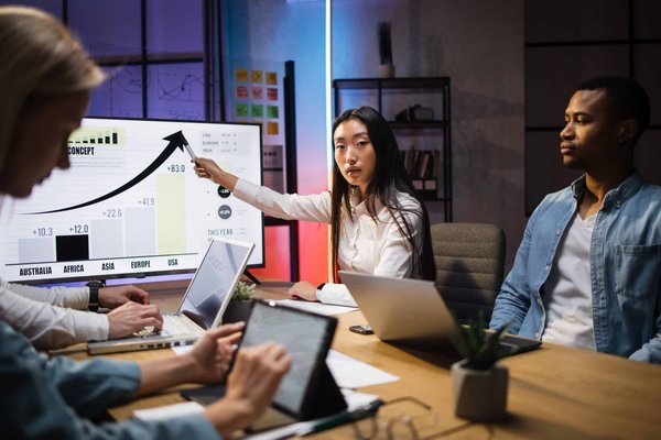 Comment les techniques de data mining peuvent-elles révéler des insights pour une plateforme de social media analytics?